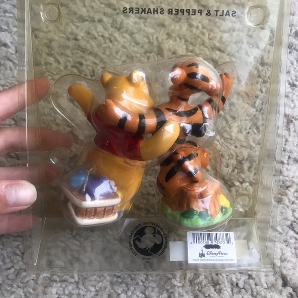 Brand New Rare Disney Best Friends Tigger and Pooh Salt Pepper Shakers - Picture 4 of 5